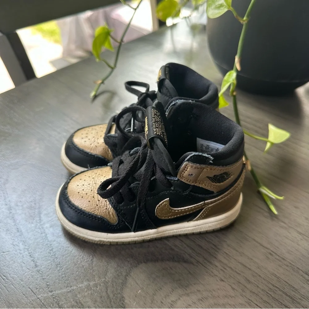 KIDS' TODDLER AIR JORDAN RETRO 1 HIGH OG CASUAL SHOES (7C) - Picture 3 of 5